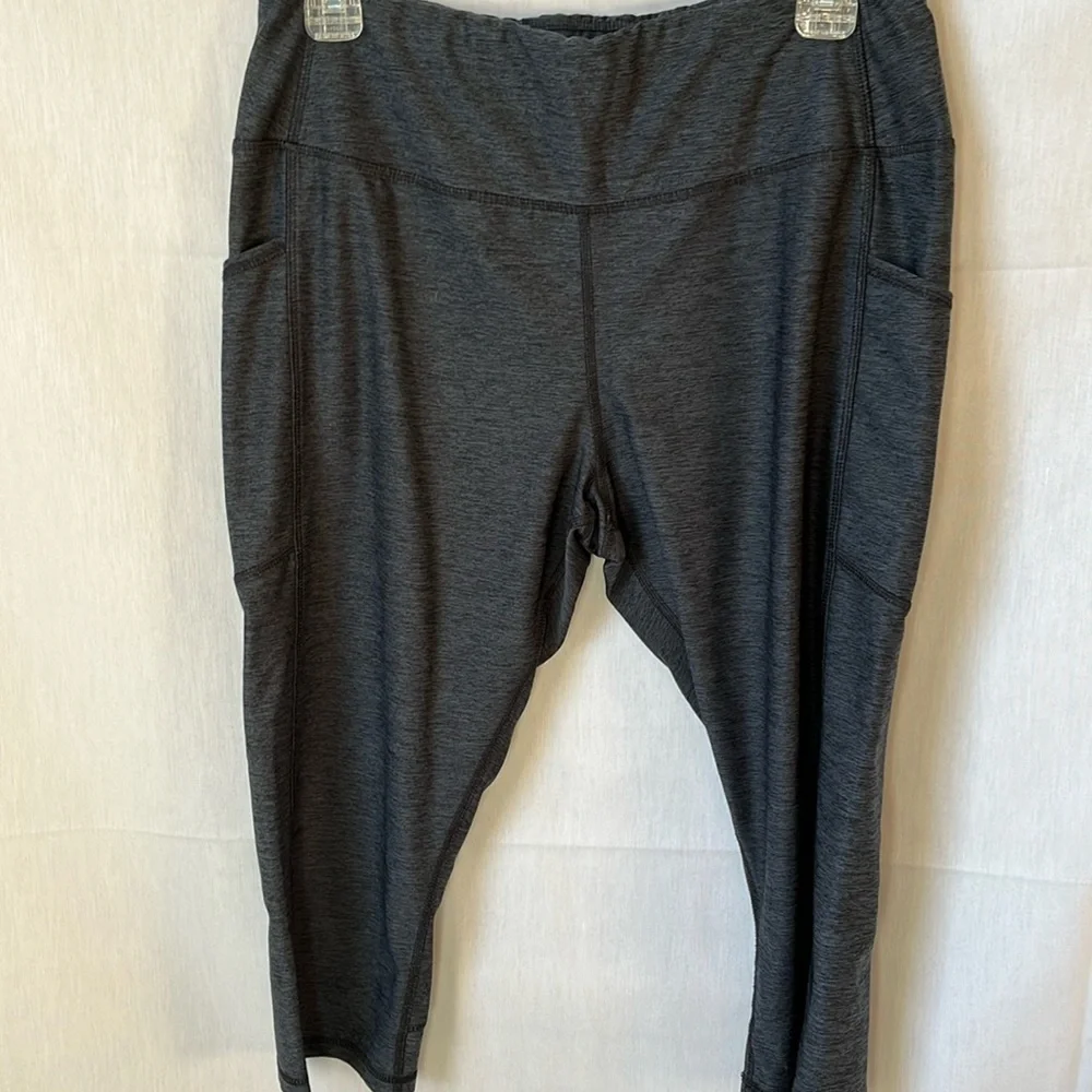 Avia Charcoal Gray Capri Leggings Women’s Size Large Side Pocket Athletic Yoga